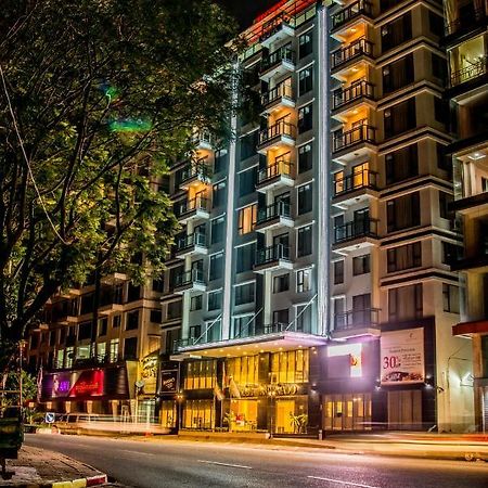 Esperado Lake View Hotel Янгон Екстериор снимка