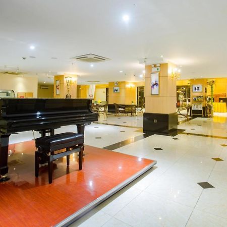 Esperado Lake View Hotel Янгон Екстериор снимка