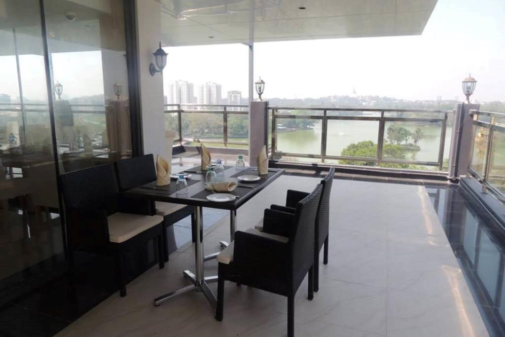 Esperado Lake View Hotel Янгон Екстериор снимка