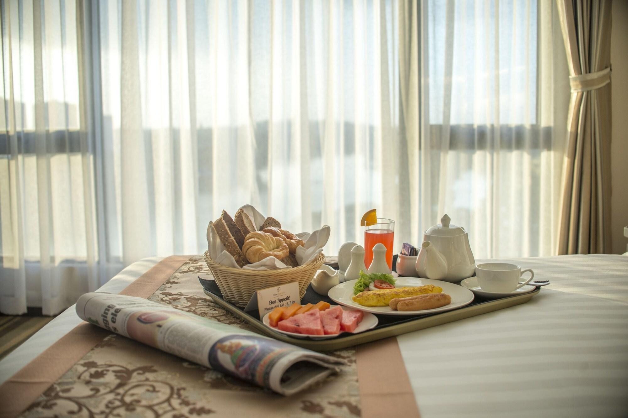 Esperado Lake View Hotel Янгон Екстериор снимка