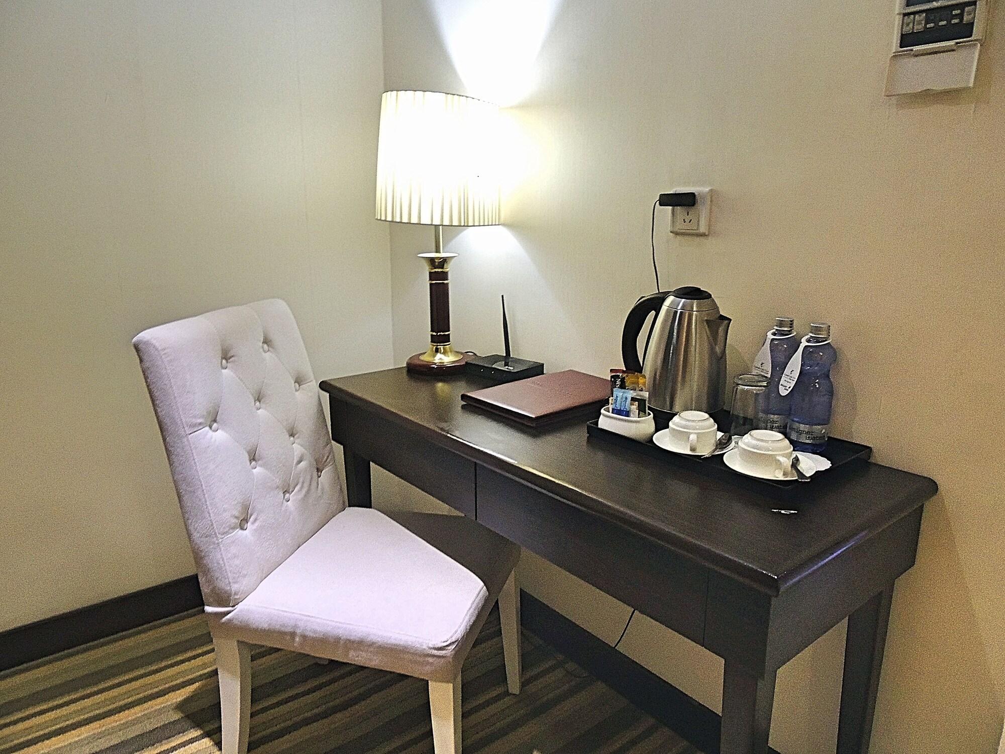 Esperado Lake View Hotel Янгон Екстериор снимка