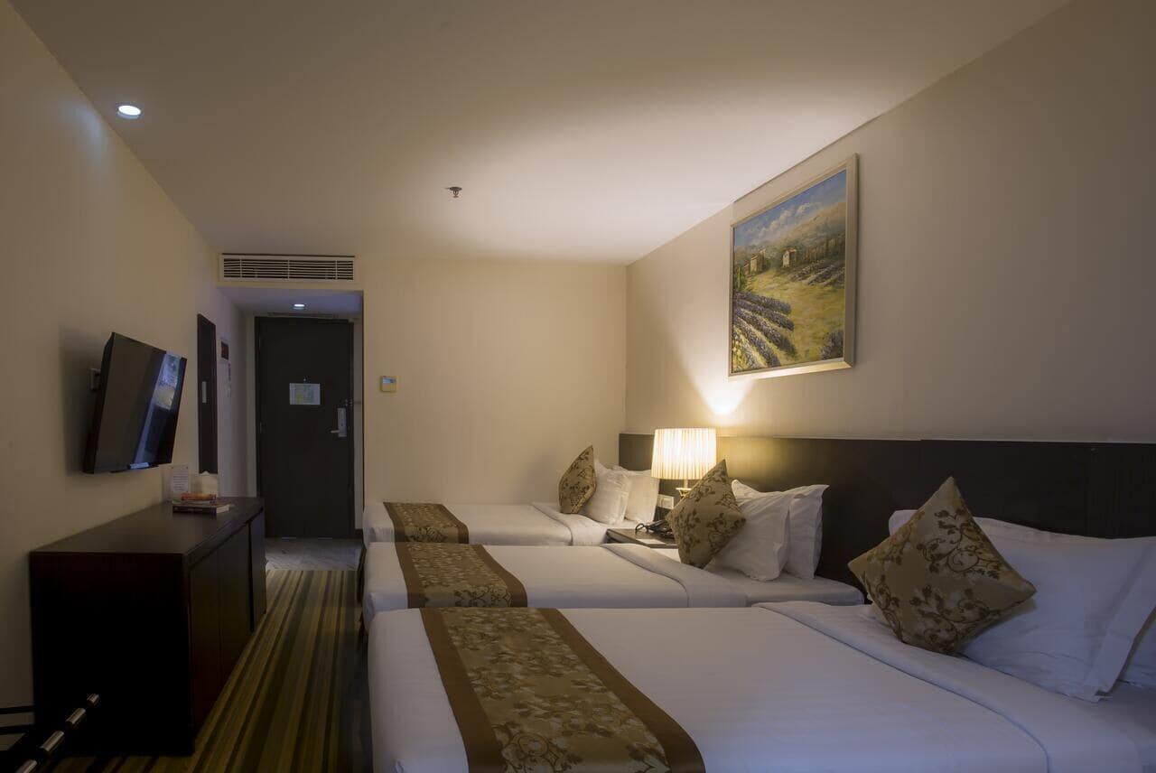 Esperado Lake View Hotel Янгон Екстериор снимка