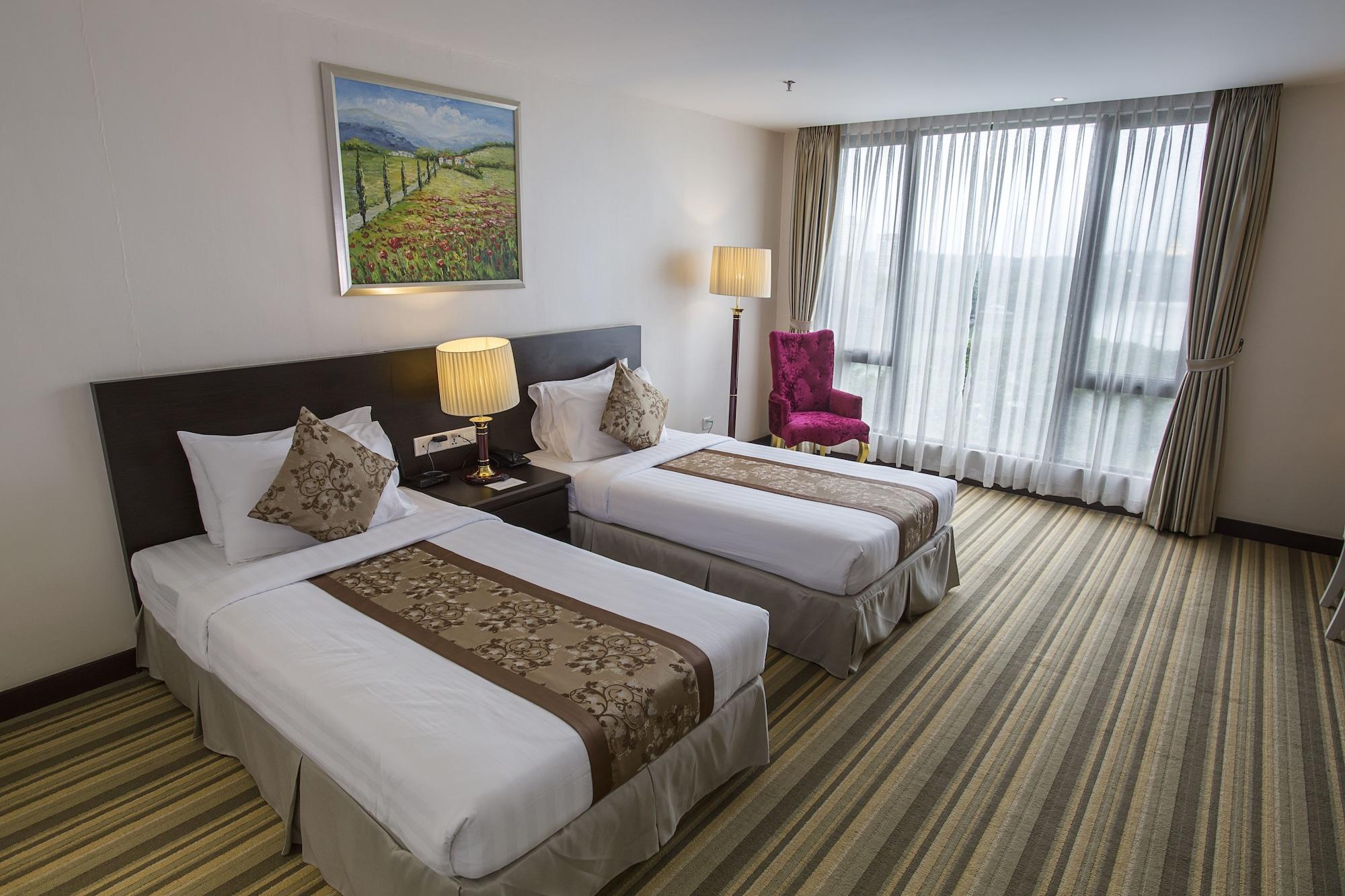 Esperado Lake View Hotel Янгон Екстериор снимка