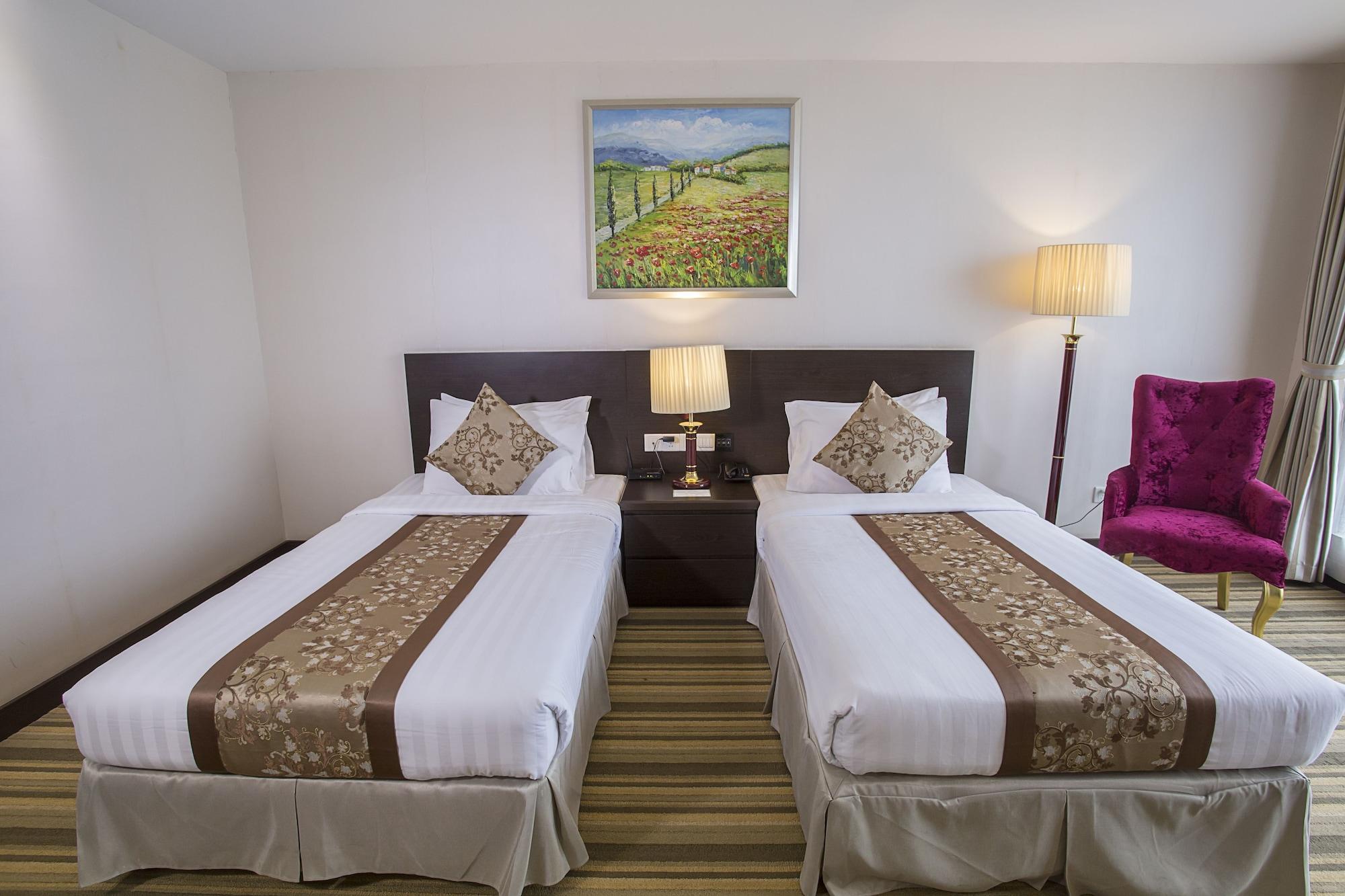 Esperado Lake View Hotel Янгон Екстериор снимка