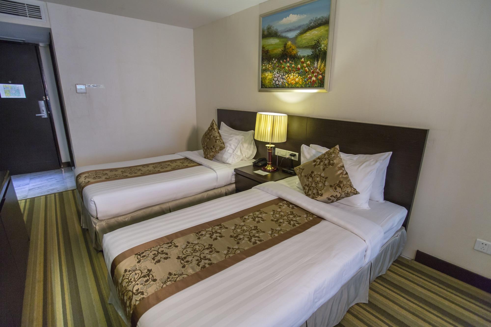 Esperado Lake View Hotel Янгон Екстериор снимка