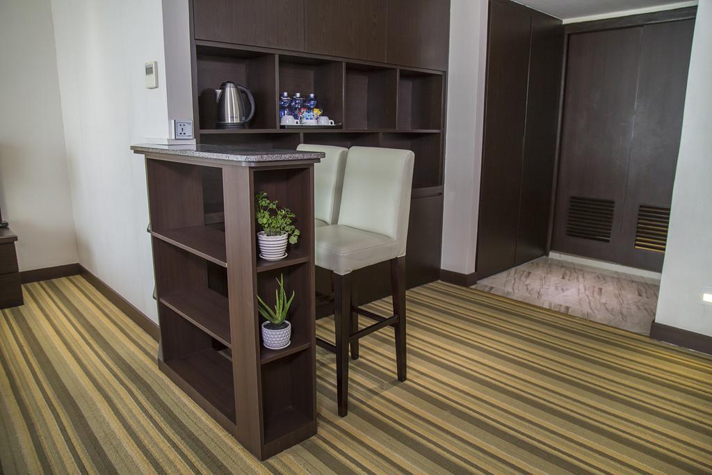 Esperado Lake View Hotel Янгон Екстериор снимка