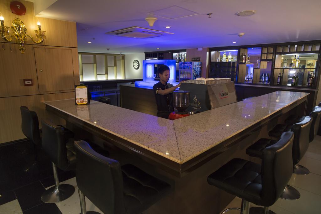 Esperado Lake View Hotel Янгон Екстериор снимка