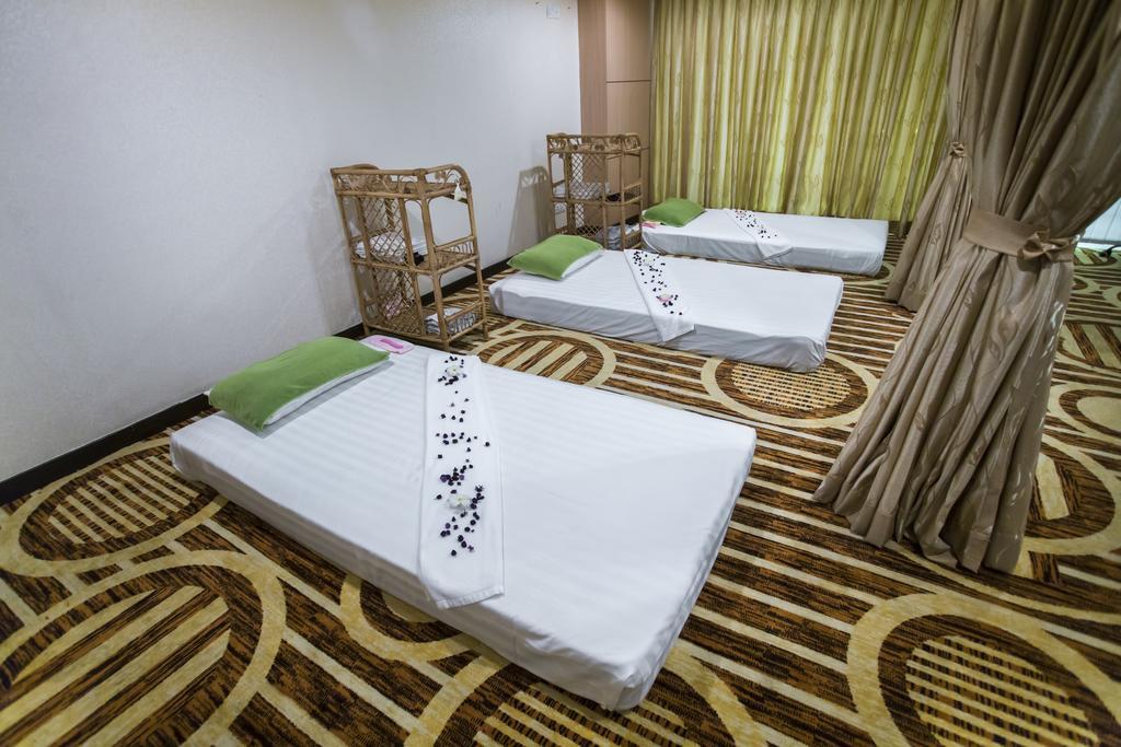 Esperado Lake View Hotel Янгон Екстериор снимка