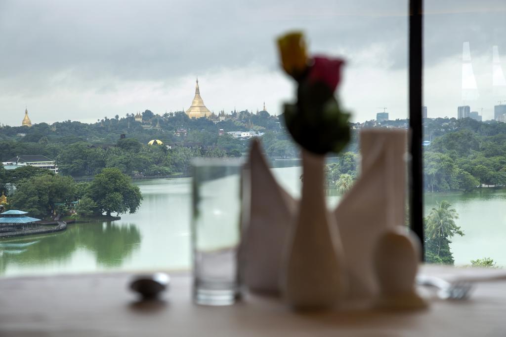Esperado Lake View Hotel Янгон Екстериор снимка