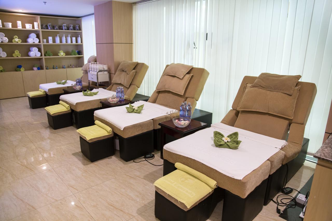 Esperado Lake View Hotel Янгон Екстериор снимка