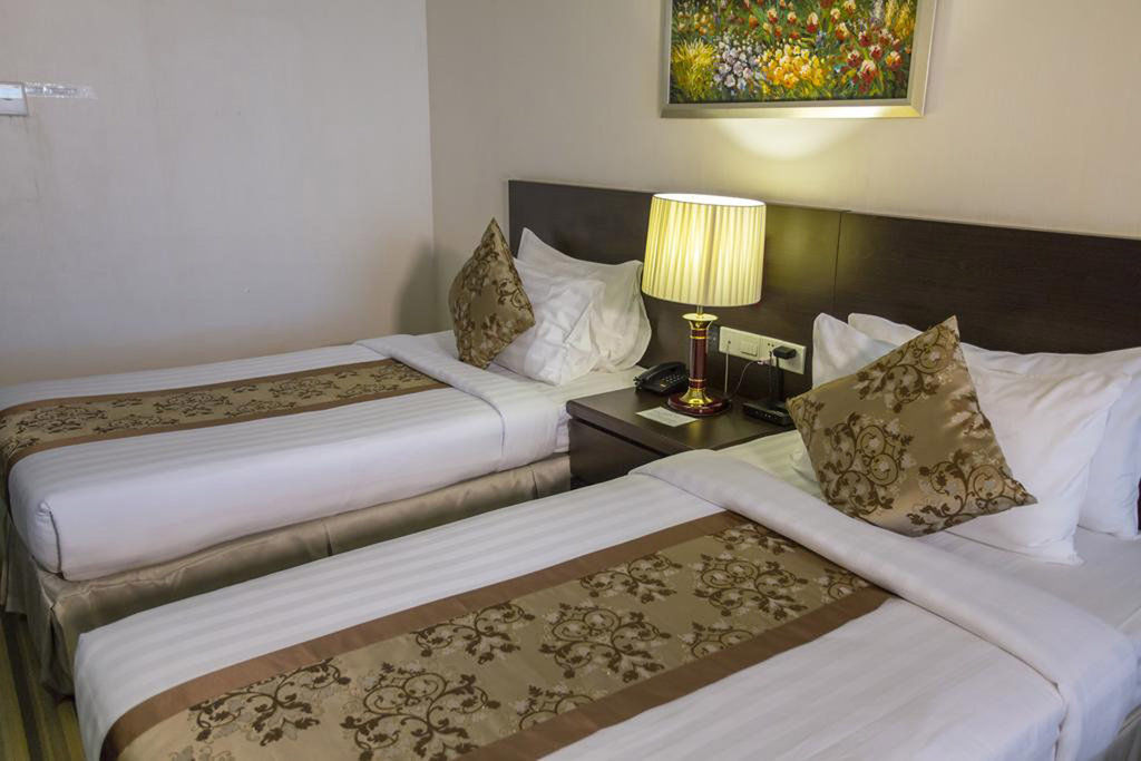 Esperado Lake View Hotel Янгон Екстериор снимка