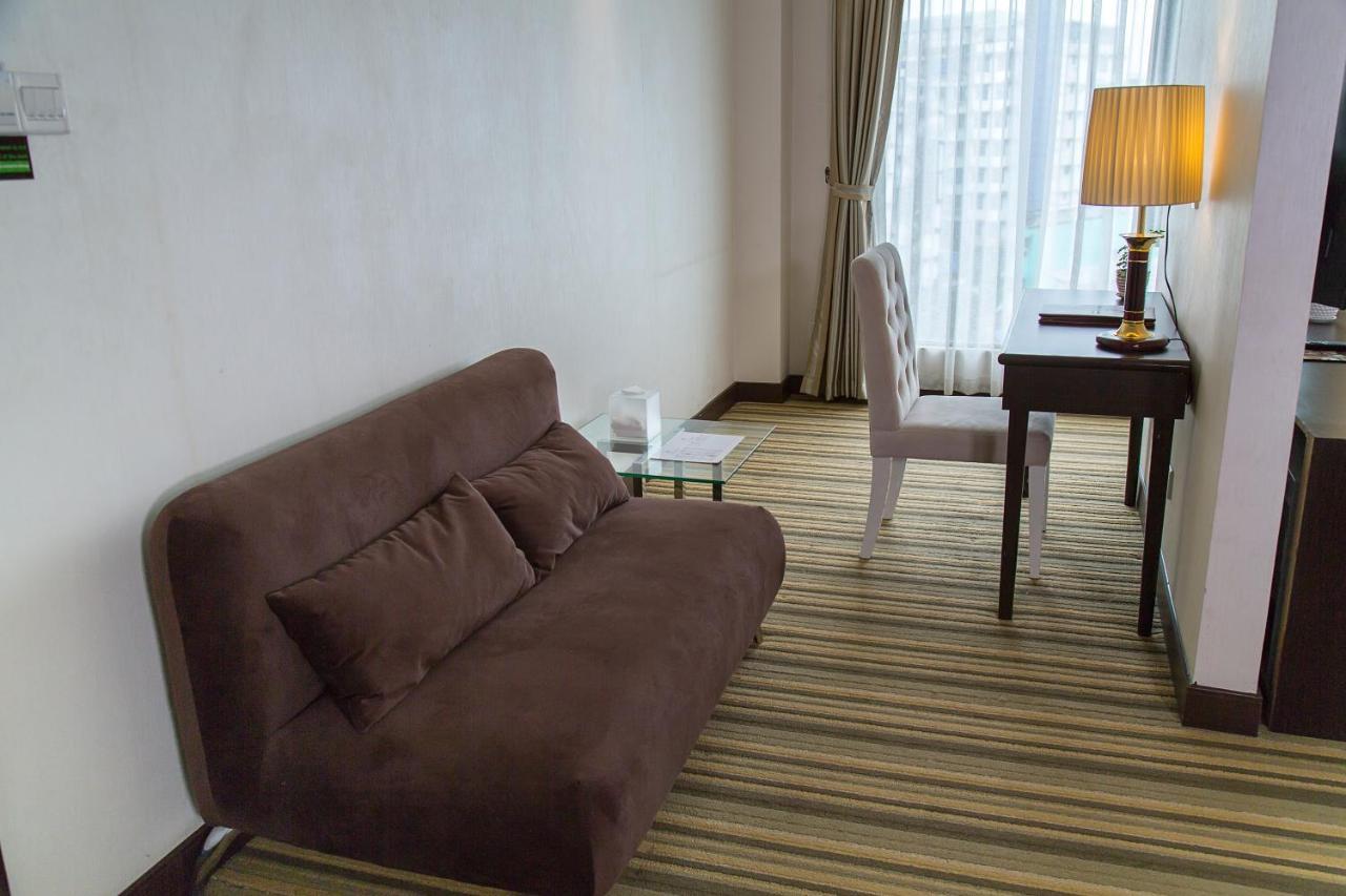 Esperado Lake View Hotel Янгон Екстериор снимка