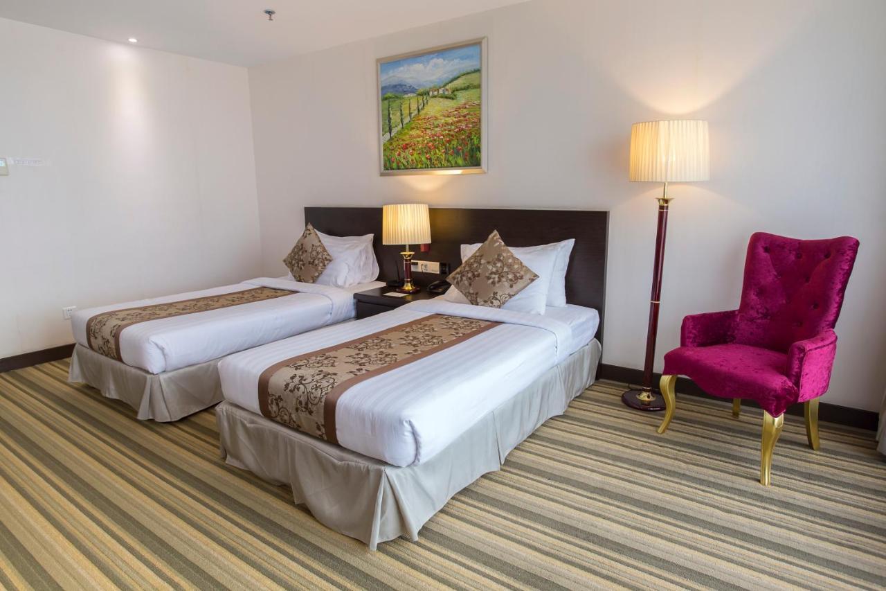 Esperado Lake View Hotel Янгон Екстериор снимка