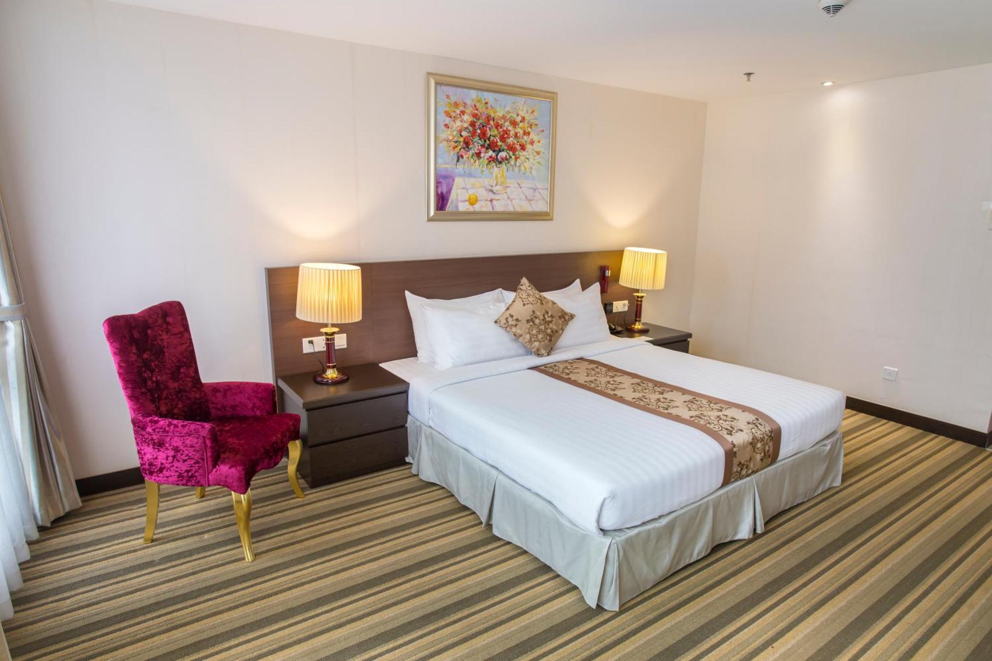 Esperado Lake View Hotel Янгон Екстериор снимка