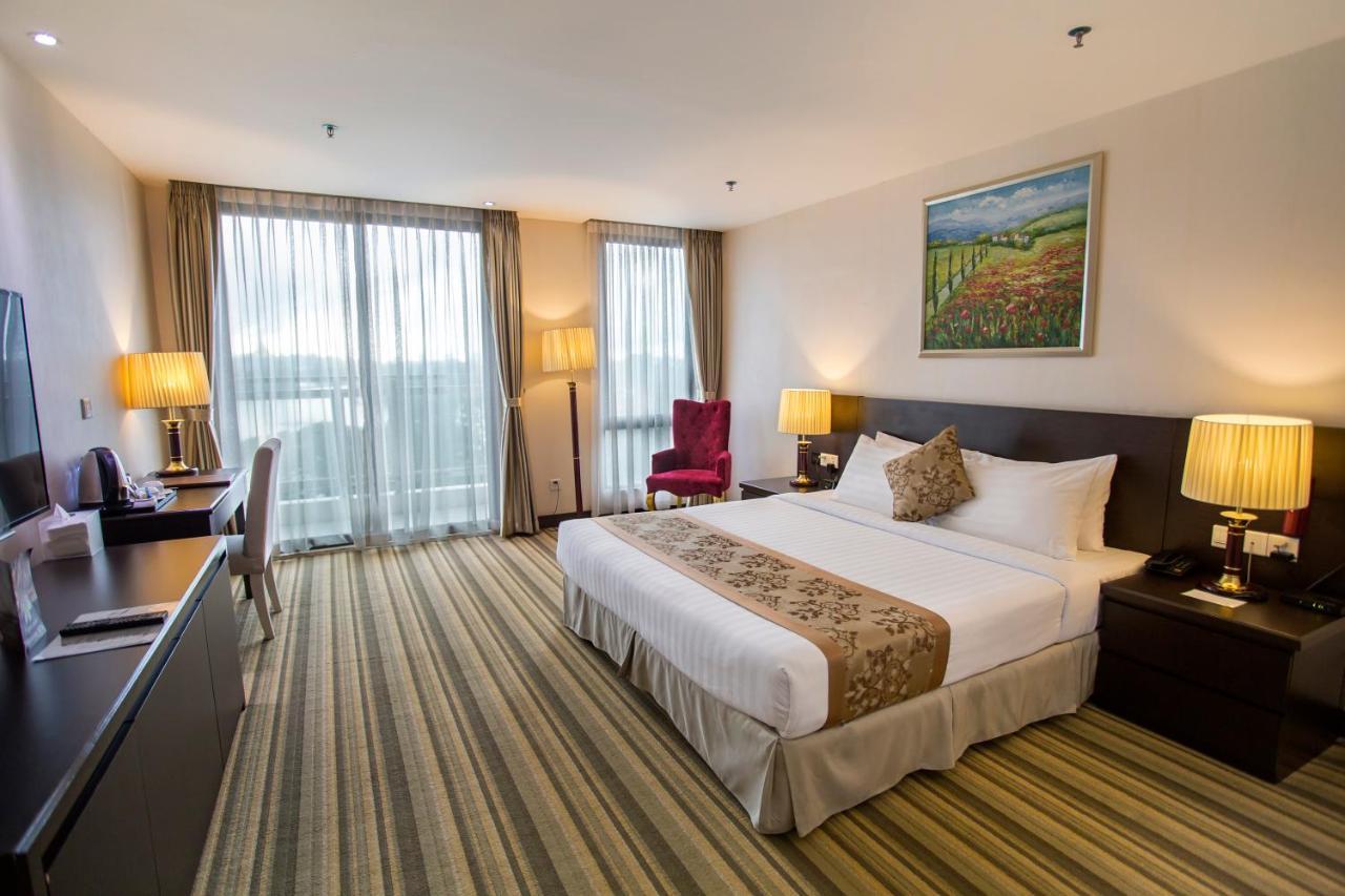 Esperado Lake View Hotel Янгон Екстериор снимка