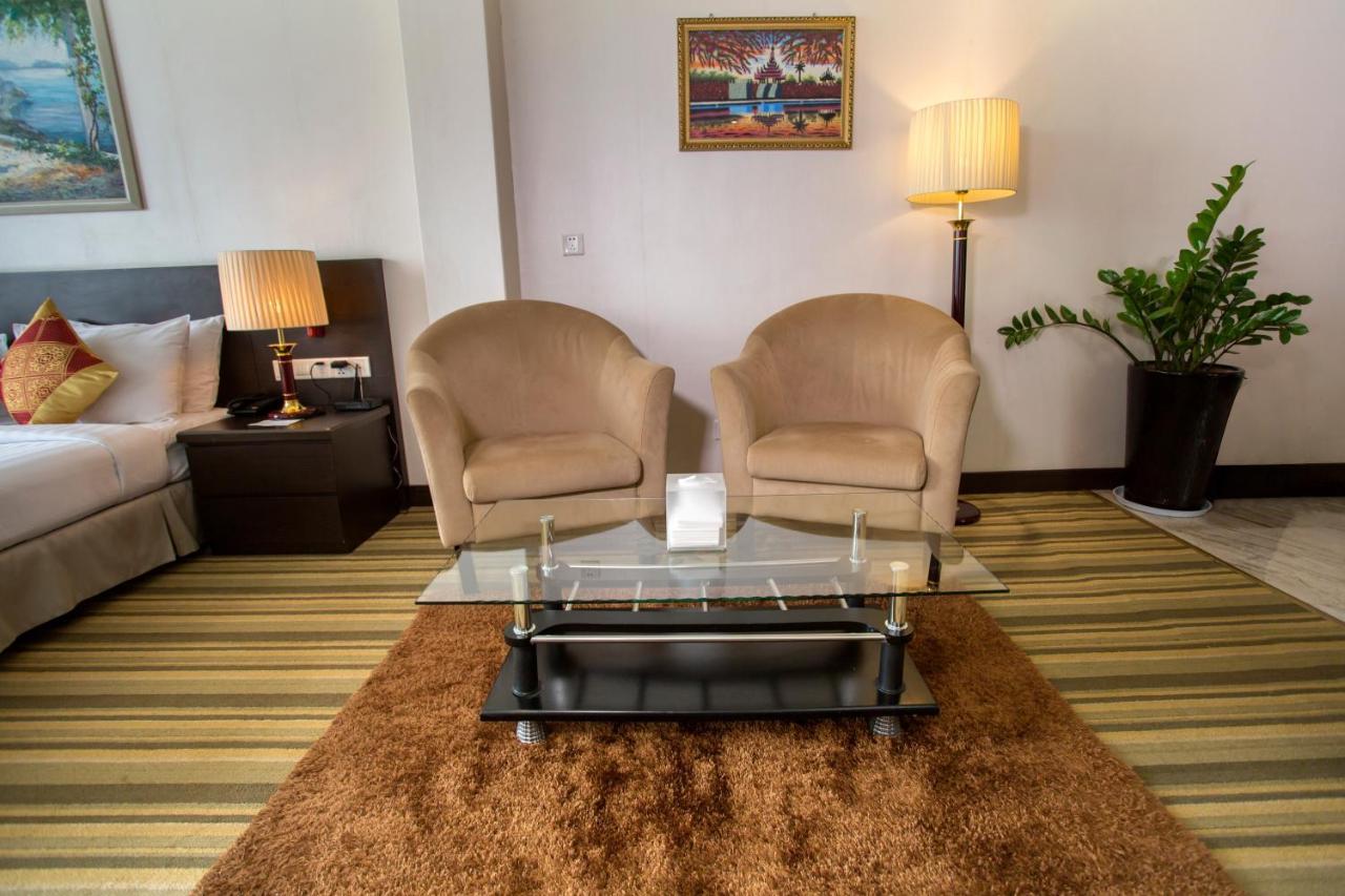 Esperado Lake View Hotel Янгон Екстериор снимка