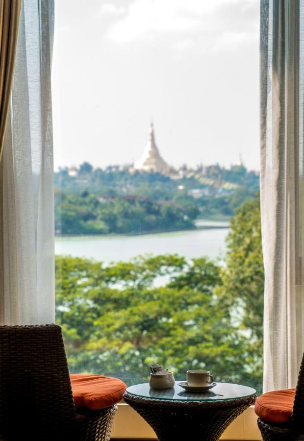Esperado Lake View Hotel Янгон Екстериор снимка
