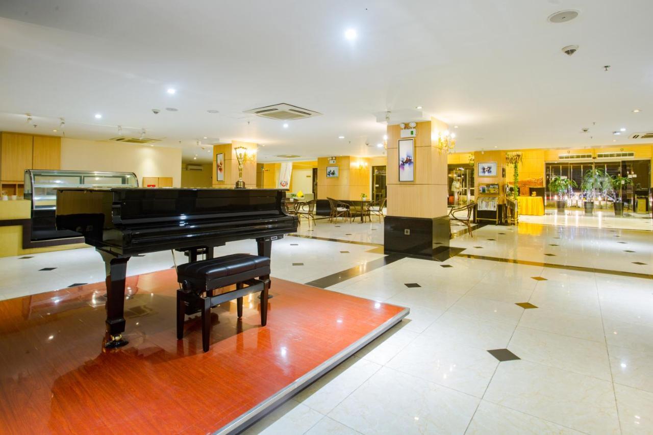 Esperado Lake View Hotel Янгон Екстериор снимка
