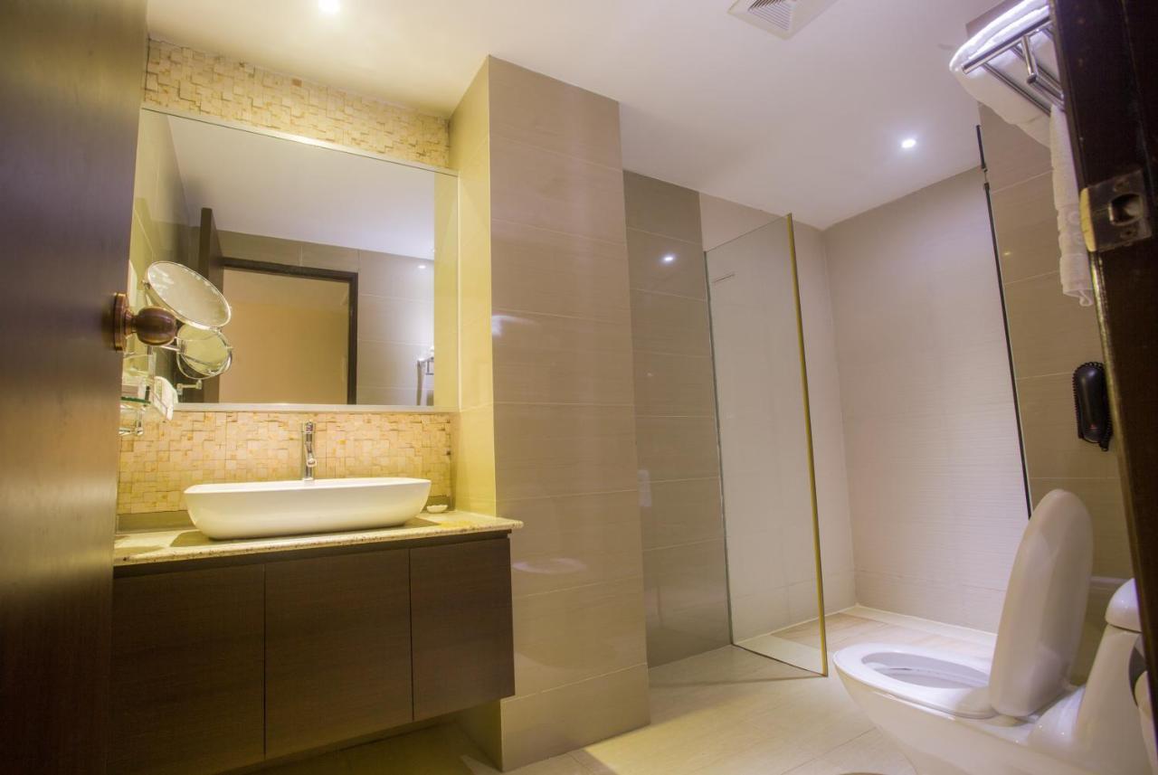 Esperado Lake View Hotel Янгон Екстериор снимка